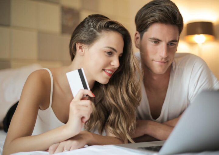 couple shopping online