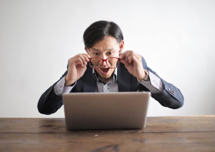 man looking at seo on laptop